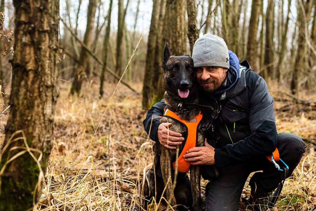 Sandro Giuliani, educatore cinofilo, durante una sessione di addestramento con un cane a Torino